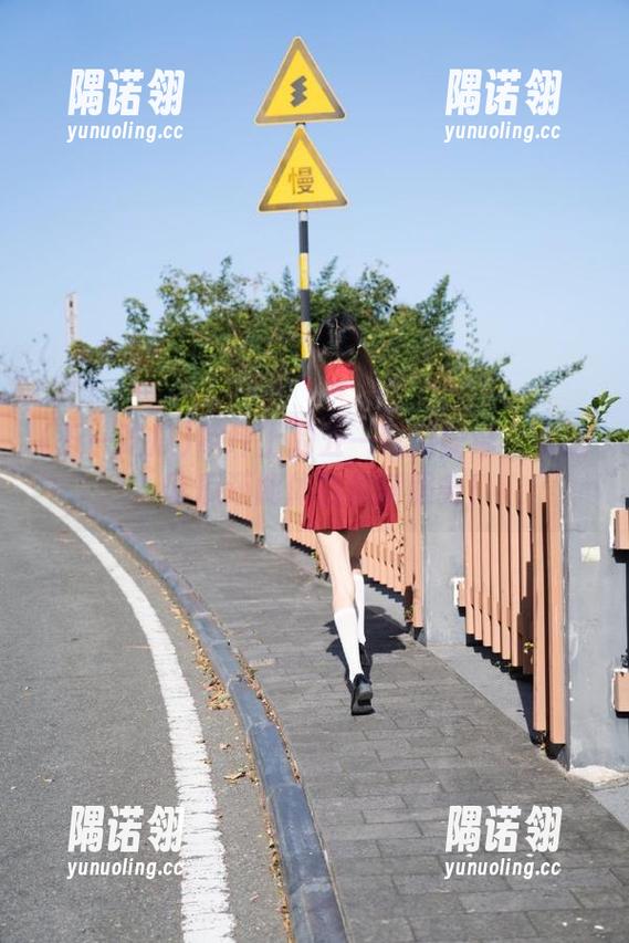 草坪上的五一吃瓜安卓免费版，吃瓜还能体验优质服务！
