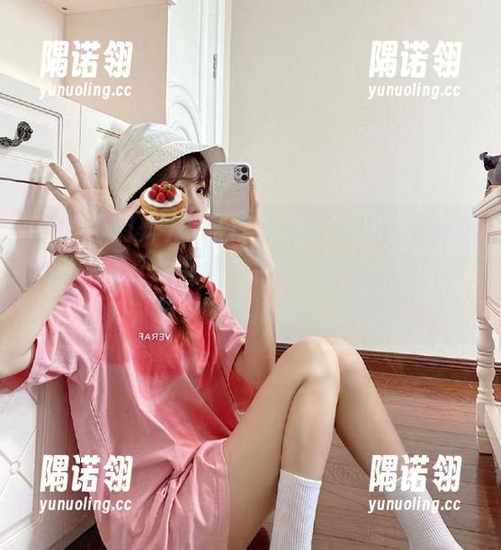 看黑料不打烊,万里长征的视频，搞了个大新闻…手里正抓着一包零食，结果被邻居撞见了。